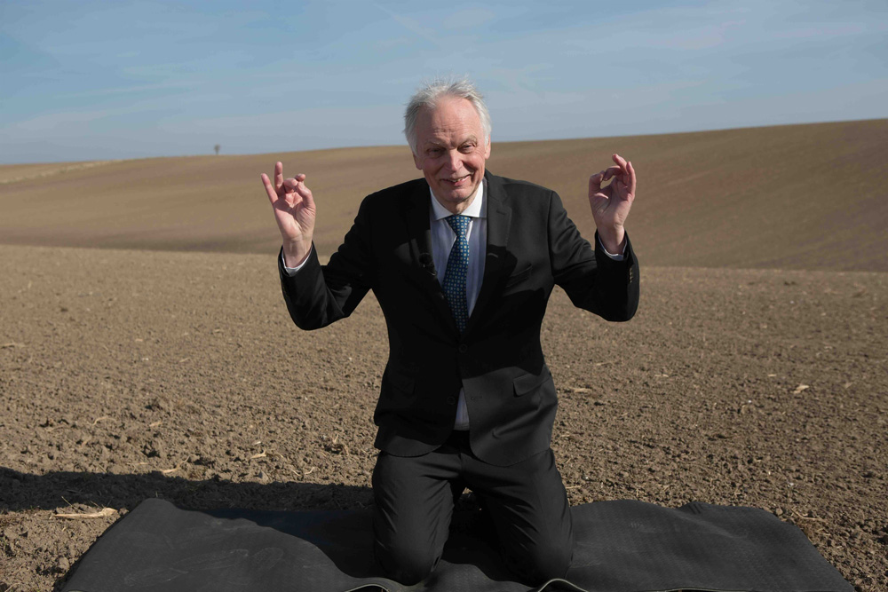 Actor Christian Halken is on a 'silent retreat' on a bare field to present the Greenpeace campaign Tourism Denmark, which communicates Denmark's nature crisis as a tourism campaign